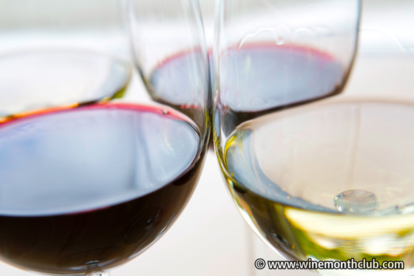 Red-&-White-Wine-in-Glasses